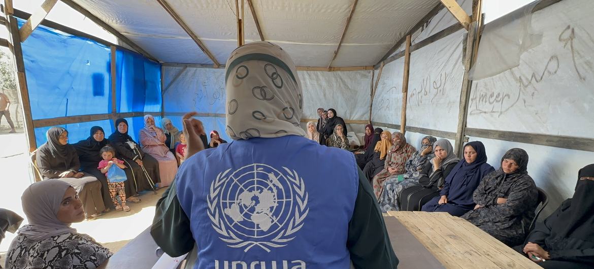 A doctor from UNRWA’s Environmental Health team explains to mothers how to treat insect bites. A doctor from UNRWA’s Environmental Health team explains to mothers how to treat insect bites.