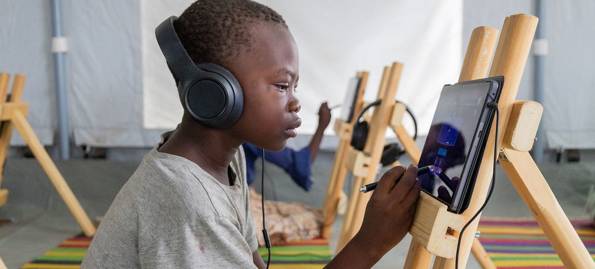 Children participate in an e-learning session at the Al Seniyaa internally displaced people’s gathering site in Port Sudan. Children participate in an e-learning session at the Al Seniyaa internally displaced people’s gathering site in Port Sudan.